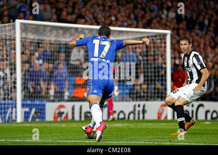 19 sep 2012 Londres, Angleterre, le milieu de terrain de Chelsea Belge Eden Hazard s'exécute à l'objectif de la Juventus lors de la Ligue des Champions de football match entre Chelsea (GBR) et la Juventus (ITA) a joué à Stamford Bridge. Crédit obligatoire : Mitchell Gunn/ESPA Banque D'Images