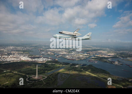 La navette spatiale Endeavour est transporté par la navette de la NASA, avions de transport aérien le 19 septembre 2012 sur San Jacinto Monument à Houston, Texas pendant une tournée d'adieu sur la façon d'affichage permanent à Los Angeles. Banque D'Images