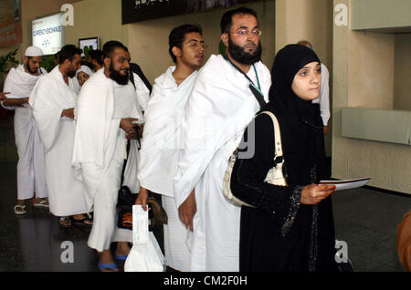 Pèlerins pakistanais se tenir dans une file d'attente comme ils partent pour le pèlerinage annuel en Arabie Saoudite, à l'Aéroport International Jinnah Hajj Terminal au conseil du premier vol à partir de Djeddah, à Karachi le Jeudi, Septembre 20, 2012. Autour de 1, 25000 pèlerins du Pakistan devraient partir pour le hajj annuel congrégation à La Mecque. Banque D'Images