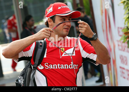 20.09.2012. Singapour. Pilote de Formule 1 brésilien Felipe Massa, de Ferrari arrive à l'enclos de l'Marina-Bay Street-Circuit-piste de course, à Singapour, le 20 septembre 2012. Le Grand Prix de Formule 1 de Singapour aura lieu le 23 septembre 2012. Banque D'Images