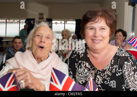 20 septembre 2012. Leigh on Sea, Essex, Royaume-Uni. La 6e édition du Thé du centenaire organisées par le député conservateur de Southend, David Amess. 14 centenaires ont assisté au Club conservateur à Leigh pour un thé. En 2009, 29 assister à ce qui est le record jusqu'à présent. Essie Glauda, 103 ans, bénéficie d'une chanson avec sa fille. Banque D'Images