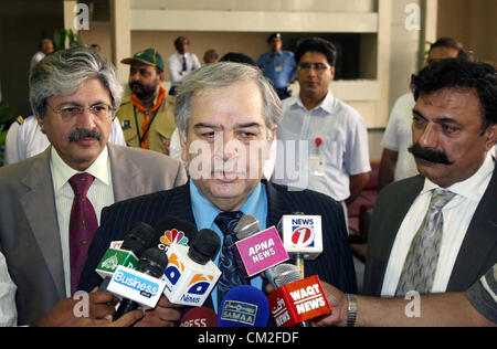 Directeur général par intérim du Pakistan International Compagnie (PIA), le capitaine Junaid Yousuf parle aux médias au cours de conférence de presse après le départ du premier vol du hadj annuel de vol à l'Aéroport International Jinnah Terminal Hajj, à Karachi le Jeudi, Septembre 20, 2012 Banque D'Images