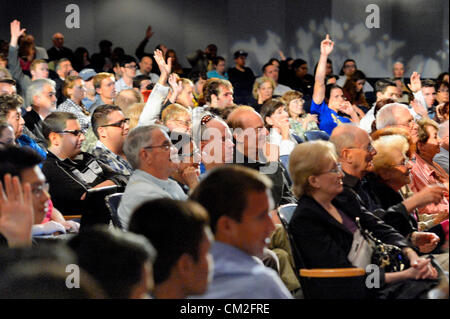 19 septembre 2012 - Hempstead, New York, États-Unis - les membres de l'élever les mains pour poser des questions à l'ancien gouverneur de Floride Jeb Bush, parlant à l'Université Hofstra. Cette conférence fait partie du "débat 2012 Fierté de la politique et des événements politiques. Banque D'Images