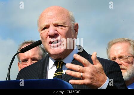 20 septembre 2012 - Manhattan, New York, États-Unis - Barry Diller parle comme le maire Michael Bloomberg avec les élus locaux et les amis de la ligne haute organise une cérémonie pour marquer le début des travaux de construction de la troisième et dernière section de la ligne élevée à la gare de triage située à l'Ouest 30e et 34e Rue ouest au sud et nord et le 10e et 12e avenues à l'Est et l'ouest. (Crédit Image : © Bryan Smith/ZUMAPRESS.com) Banque D'Images