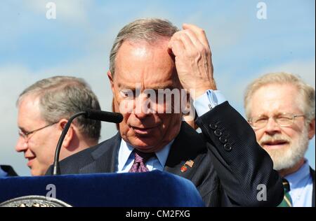 20 septembre 2012 - Manhattan, New York, États-Unis - Le maire Michael Bloomberg avec les élus locaux et les amis de la ligne haute organise une cérémonie pour marquer le début des travaux de construction de la troisième et dernière section de la ligne élevée à la gare de triage située à l'Ouest 30e et 34e Rue ouest au sud et nord et le 10e et 12e avenues à l'Est et l'ouest. (Crédit Image : © Bryan Smith/ZUMAPRESS.com) Banque D'Images