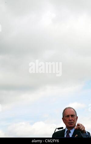 20 septembre 2012 - Manhattan, New York, États-Unis - Le maire Michael Bloomberg avec les élus locaux et les amis de la ligne haute organise une cérémonie pour marquer le début des travaux de construction de la troisième et dernière section de la ligne élevée à la gare de triage située à l'Ouest 30e et 34e Rue ouest au sud et nord et le 10e et 12e avenues à l'Est et l'ouest. (Crédit Image : © Bryan Smith/ZUMAPRESS.com) Banque D'Images