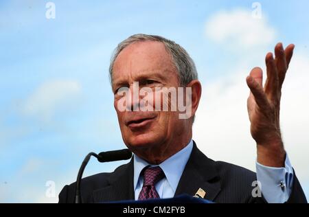 20 septembre 2012 - Manhattan, New York, États-Unis - Le maire Michael Bloomberg avec les élus locaux et les amis de la ligne haute organise une cérémonie pour marquer le début des travaux de construction de la troisième et dernière section de la ligne élevée à la gare de triage située à l'Ouest 30e et 34e Rue ouest au sud et nord et le 10e et 12e avenues à l'Est et l'ouest. (Crédit Image : © Bryan Smith/ZUMAPRESS.com) Banque D'Images