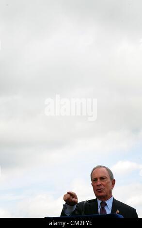 20 septembre 2012 - Manhattan, New York, États-Unis - Le maire Michael Bloomberg avec les élus locaux et les amis de la ligne haute organise une cérémonie pour marquer le début des travaux de construction de la troisième et dernière section de la ligne élevée à la gare de triage située à l'Ouest 30e et 34e Rue ouest au sud et nord et le 10e et 12e avenues à l'Est et l'ouest. (Crédit Image : © Bryan Smith/ZUMAPRESS.com) Banque D'Images