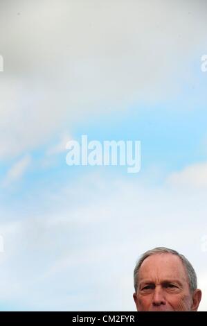 20 septembre 2012 - Manhattan, New York, États-Unis - Le maire Michael Bloomberg avec les élus locaux et les amis de la ligne haute organise une cérémonie pour marquer le début des travaux de construction de la troisième et dernière section de la ligne élevée à la gare de triage située à l'Ouest 30e et 34e Rue ouest au sud et nord et le 10e et 12e avenues à l'Est et l'ouest. (Crédit Image : © Bryan Smith/ZUMAPRESS.com) Banque D'Images