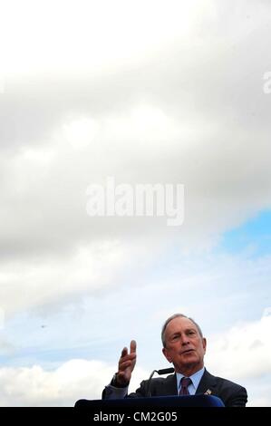 20 septembre 2012 - Manhattan, New York, États-Unis - Le maire Michael Bloomberg avec les élus locaux et les amis de la ligne haute organise une cérémonie pour marquer le début des travaux de construction de la troisième et dernière section de la ligne élevée à la gare de triage située à l'Ouest 30e et 34e Rue ouest au sud et nord et le 10e et 12e avenues à l'Est et l'ouest. (Crédit Image : © Bryan Smith/ZUMAPRESS.com) Banque D'Images