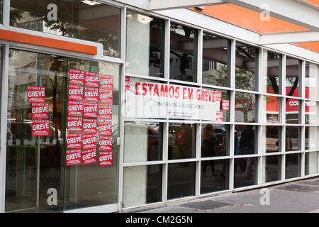 SAO PAULO, BRÉSIL, le 20 septembre, 2012. Banque avec signes grève à Sao Paulo. Les travailleurs des banques brésiliennes ont commencé le mardi (18) une grève illimitée pour demander une augmentation de salaire. Credit : Andre M. Chang/Alamy Live News Banque D'Images