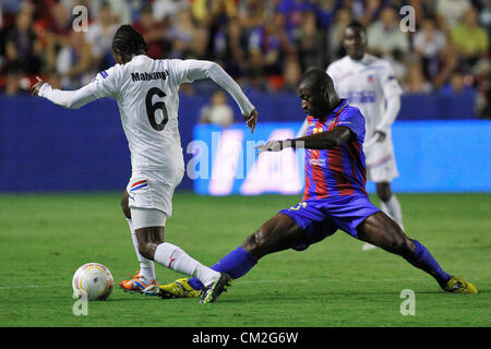 20/09/2012 - Europa League Europe, Groupe Journée 1, Levante UD vs Helsingborg - Diop de Levante (à droite) tente de s'attaquer à Mahiangu de Helsingborg Banque D'Images