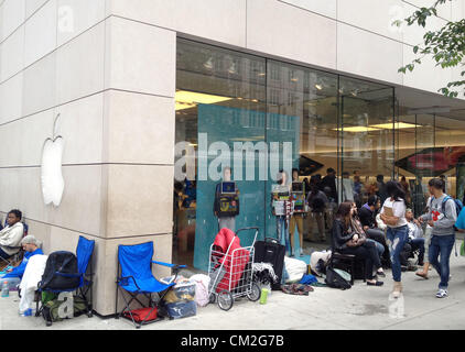 20 septembre 2012 - Chicago, Illinois, USA - Lignes de personnes ont formé devant l'Apple Store de Chicago ?s Michigan Avenue en prévision de l'iPhone 5 qui sera disponible le vendredi 22 septembre, 2012. (Crédit Image : © Carlos Rojas/Prensa Internacional/ZUMAPRESS.com) Banque D'Images