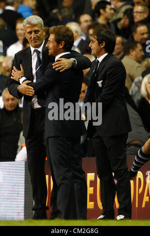 20e Septembre 2012 Londres, Angleterre, Lazio entraîneur en chef Vladimir Petkovic et Tottenham's manager Andre Villas-Boas embrasser après l'UEFA Europa League football match entre Tottenham Hotspur (GBR) et SS Lazio (ITA) a joué à White Hart Lane Stadium. Crédit obligatoire : Mitchell Gunn/ESPA Banque D'Images