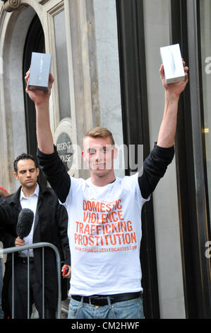 Regent Street, Londres, Royaume-Uni. 21 septembre 2012. Richard Wheatcroft détient ses deux nouveaux iPhone 5 téléphones qu'il vend pour la charité. L'iPhone 5 est en vente sur l'Apple Store sur Regent Street, à Londres. Banque D'Images