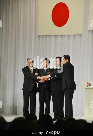Septembre 21, 2012, Tokyo, Japon - Le Premier Ministre japonais Yoshihiko Noda, deuxième à droite, serre la main avec les candidats à la direction du parti démocrate du Japon après sa réélection à Tokyo le vendredi, septembre 21,2012. Ils sont, de gauche à droite : l'ancien ministre de l'Agriculture Hirotaka Akamatsu ; ancien Ministre griculture Michihiko Kano ; ancien Ministre des affaires internes Kazuhiro Haraguchi, Noda et ancien ministre de l'Agriculture, Michihiko Kano. Noda, 55 ans, a conservé le leadership avec le soutien de nombreux législateurs et membres de la base, les membres du parti. Il est prêt à remanier son cadre Banque D'Images