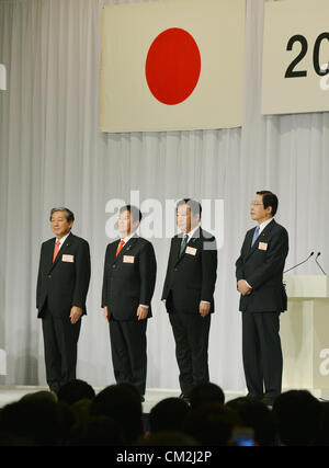Septembre 21, 2012, Tokyo, Japon - Le Premier Ministre japonais Yoshihiko Noda, deuxième à partir de la droite, s'associe aux candidats à la direction du parti démocrate du Japon après sa réélection à Tokyo le vendredi, septembre 21,2012. Ils sont, de gauche à droite : l'ancien ministre de l'Agriculture Hirotaka Akamatsu ; ancien Ministre griculture Michihiko Kano ; ancien Ministre des affaires internes Kazuhiro Haraguchi, Noda et ancien ministre de l'Agriculture, Michihiko Kano. Noda, 55 ans, a conservé le leadership avec le soutien de nombreux législateurs et membres de la base, les membres du parti. Il est prêt à remanier l'exécutif de son parti Banque D'Images