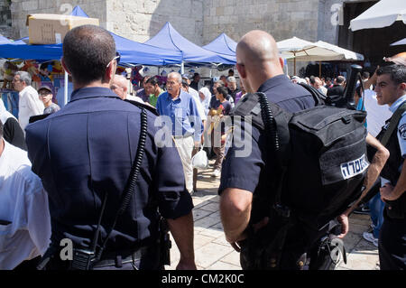 Surveiller la conduite des policiers de la prière du vendredi d'Al-Aqsa adorateurs comme ils sortir par la porte de Damas. Jérusalem, Israël. 21-Septembre-2012. Des milliers de fidèles d'Al-Aqsa se disperser tranquillement après la prière du vendredi à la Porte de Damas. Un petit groupe d'une centaine d'une étape symbolique, dix minutes, de protestation contre "l'innocence des musulmans' film insultant Mahomet et partisans. Banque D'Images