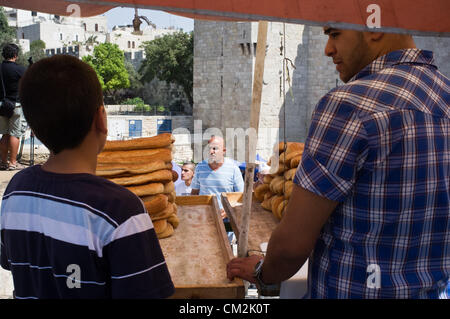 Les vendeurs de pain Kaek afficher leurs marchandises à l'extérieur de la Porte de Damas dans l'espoir pour les entreprises à partir de vendredi les fidèles à leur sortie de la vieille ville. Jérusalem, Israël. 21-Septembre-2012. Des milliers de fidèles d'Al-Aqsa se disperser tranquillement après la prière du vendredi à la Porte de Damas. Un petit groupe d'une centaine d'une étape symbolique, dix minutes, de protestation contre "l'innocence des musulmans' film insultant Mahomet et partisans. Banque D'Images