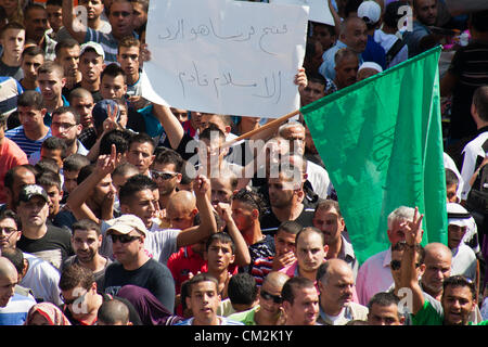 Les manifestants crier des slogans contre Israël et les États-Unis pour avoir prétendument comploté pour insulter les musulmans avec 'l'innocence des musulmans" film. Jérusalem, Israël. 21-Septembre-2012. Des milliers de fidèles d'Al-Aqsa se disperser tranquillement après la prière du vendredi à la Porte de Damas. Un petit groupe d'une centaine d'une étape symbolique, dix minutes, de protestation contre "l'innocence des musulmans' film insultant Mahomet et partisans. Banque D'Images