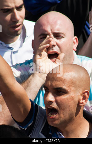 Les manifestants crier des slogans contre Israël et les États-Unis pour avoir prétendument comploté pour insulter les musulmans avec 'l'innocence des musulmans" film. Jérusalem, Israël. 21-Septembre-2012. Des milliers de fidèles d'Al-Aqsa se disperser tranquillement après la prière du vendredi à la Porte de Damas. Un petit groupe d'une centaine d'une étape symbolique, dix minutes, de protestation contre "l'innocence des musulmans' film insultant Mahomet et partisans. Banque D'Images