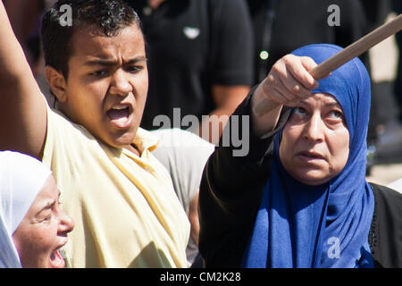 Les manifestants crier des slogans contre Israël et les États-Unis pour avoir prétendument comploté pour insulter les musulmans avec 'l'innocence des musulmans" film. Jérusalem, Israël. 21-Septembre-2012. Des milliers de fidèles d'Al-Aqsa se disperser tranquillement après la prière du vendredi à la Porte de Damas. Un petit groupe d'une centaine d'une étape symbolique, dix minutes, de protestation contre "l'innocence des musulmans' film insultant Mahomet et partisans. Banque D'Images