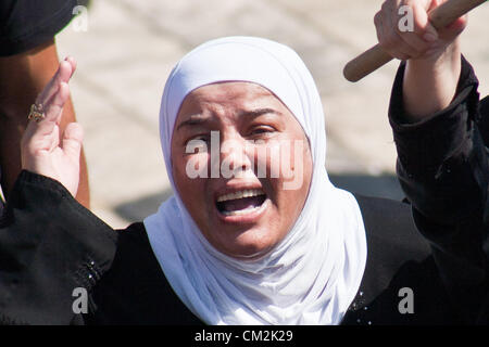 Les manifestants crier des slogans contre Israël et les États-Unis pour avoir prétendument comploté pour insulter les musulmans avec 'l'innocence des musulmans" film. Jérusalem, Israël. 21-Septembre-2012. Des milliers de fidèles d'Al-Aqsa se disperser tranquillement après la prière du vendredi à la Porte de Damas. Un petit groupe d'une centaine d'une étape symbolique, dix minutes, de protestation contre "l'innocence des musulmans' film insultant Mahomet et partisans. Banque D'Images