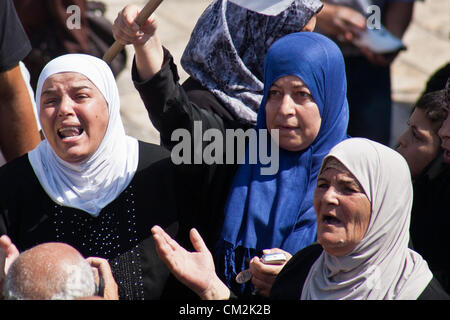 Les manifestants crier des slogans contre Israël et les États-Unis pour avoir prétendument comploté pour insulter les musulmans avec 'l'innocence des musulmans" film. Jérusalem, Israël. 21-Septembre-2012. Des milliers de fidèles d'Al-Aqsa se disperser tranquillement après la prière du vendredi à la Porte de Damas. Un petit groupe d'une centaine d'une étape symbolique, dix minutes, de protestation contre "l'innocence des musulmans' film insultant Mahomet et partisans. Banque D'Images