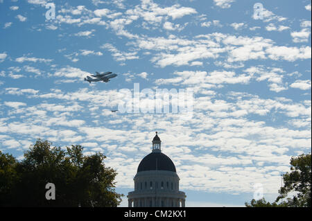 Sacramento, ca - le 21 septembre 2012 : la navette spatiale Endeavour en vol au dessus de la capitale de l'état de Californie s'appuyant sur le chemin de la californie science center à Los angeles. Sacramento, ca - le 21 septembre 2012 Banque D'Images