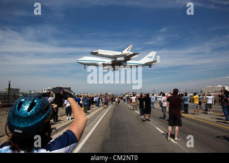 Porte-avions transportant de la NASA La navette spatiale Endeavour atterrit à l'Aéroport International de Los Angeles que des centaines se rassemblent pour surveiller le dernier atterrissage le 21 septembre 2012 à Los Angeles. Banque D'Images