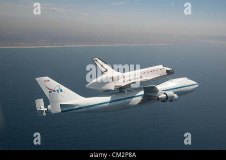 Porte-avions transportant de la NASA navette spatiale Endeavour monte sur la côte de Californie, près de Los Angeles, Californie le 21 septembre 2012 sur la dernière étape du Tour de Californie vol de convoyage avant de devenir une exposition statique à Los Angeles. Banque D'Images