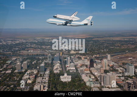 Porte-avions transportant de la NASA navette spatiale Endeavour monte au-dessus du Capitole de l'État de Californie à Sacramento en Californie le 21 septembre 2012 sur la dernière étape du Tour de Californie vol de convoyage avant de devenir une exposition statique à Los Angeles. Banque D'Images