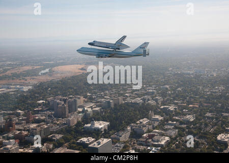 Porte-avions transportant de la NASA navette spatiale Endeavour monte au-dessus du Capitole de l'État de Californie à Sacramento en Californie le 21 septembre 2012 sur la dernière étape du Tour de Californie vol de convoyage avant de devenir une exposition statique à Los Angeles. Banque D'Images