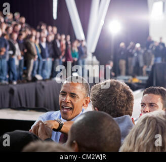 Le président américain Barack Obama serre la main de partisans après un discours à Milwaukee, Wisconsin, le 22 septembre 2012. Banque D'Images