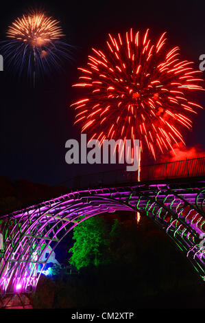 Le festival du patrimoine mondial d'Ironbridge gorge s'est terminé ce week-end par une finale de feux d'artifice sur le plus ancien pont de fer au monde. Le feu d'artifice Ironbridge en Grande-Bretagne Banque D'Images