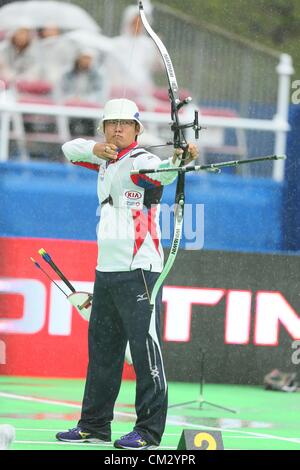 Takaharu Furukawa (JPN), le 23 septembre 2012 - Tir à l'Arc : le Japon Takaharu Furukawa de forêt une flèche au cours de la compétition de tir à l'Arc classique pendant la finale de la Coupe du Monde 2012 au Parc Hibiya Tokyo, Tokyo, Japon. (Photo par AFLO SPORT) [1156] Banque D'Images