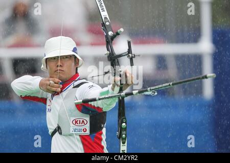 Takaharu Furukawa (JPN), le 23 septembre 2012 - Tir à l'Arc : le Japon Takaharu Furukawa de forêt une flèche au cours de la compétition de tir à l'Arc classique pendant la finale de la Coupe du Monde 2012 au Parc Hibiya Tokyo, Tokyo, Japon. (Photo par AFLO SPORT) [1156] Banque D'Images