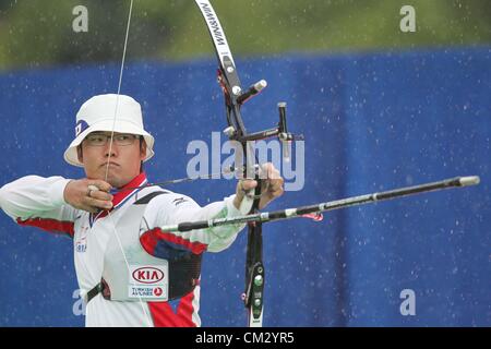 Takaharu Furukawa (JPN), le 23 septembre 2012 - Tir à l'Arc : le Japon Takaharu Furukawa de forêt une flèche au cours de la ronde de l'équipe arc classique mixte au cours de la compétition finale de la Coupe du Monde de Tir à l'ARC 2012 au Parc Hibiya Tokyo, Tokyo, Japon. (Photo par AFLO SPORT) [1156] Banque D'Images