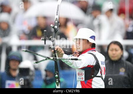 Takaharu Furukawa (JPN), le 23 septembre 2012 - Tir à l'Arc : le Japon Takaharu Furukawa de forêt une flèche au cours de la ronde de l'équipe arc classique mixte au cours de la compétition finale de la Coupe du Monde de Tir à l'ARC 2012 au Parc Hibiya Tokyo, Tokyo, Japon. (Photo par AFLO SPORT) [1156] Banque D'Images