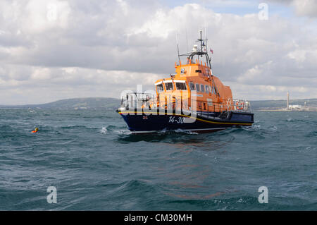 Bangor, comté de Down. 23/09/2012 - scan de l'équipage de sauvetage de la RNLI Donaghadee la mer pour les survivants et les corps. Les Services d'urgence tenir l'opération "Diamond', un projet conjoint d'entraînement au large de la côte nord vers le bas. Banque D'Images