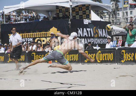 23 septembre 2012 - Huntington Beach, Californie, États-Unis - Jake Gibb chasse après une balle pendant la demi-finale hommes à la Jose Cuervo Beach Volleyball dans tournatment Huntingon Beach, Californie, 23 septembre 2012. Gibb et partenaire Sean Rosenthal, le Swatch FIVB World Tour champions, avancé à l'Huntington Beach en finale après avoir battu Brad Keenan et John Mayer. (Crédit Image : © Breningstall ZUMAPRESS.com)/Jeremy Banque D'Images