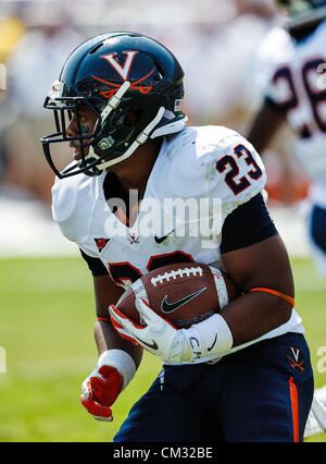 22 septembre 2012 - Fort Worth, Texas, États-Unis d'Amérique - Virginia Cavaliers exécutant retour Khalek Shepherd (23) en action pendant le match entre le Virginia Cavaliers et le TCU Horned Frogs au stade Amon G. Carter à Fort Worth, Texas. Virginie 27 défaites TCU à 7. (Crédit Image : © Dan Wozniak/ZUMAPRESS.com) Banque D'Images