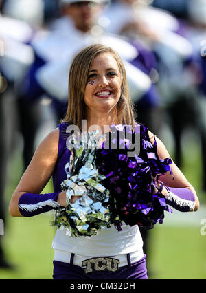 22 septembre 2012 - Fort Worth, Texas, États-Unis d'Amérique - TCU Horned Frogs cheerleaders en action pendant le match entre le Virginia Cavaliers et le TCU Horned Frogs au stade Amon G. Carter à Fort Worth, Texas. Virginie 27 défaites TCU à 7. (Crédit Image : © Dan Wozniak/ZUMAPRESS.com) Banque D'Images