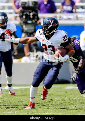 22 septembre 2012 - Fort Worth, Texas, États-Unis d'Amérique - Virginia Cavaliers exécutant retour Khalek Shepherd (23) en action pendant le match entre le Virginia Cavaliers et le TCU Horned Frogs au stade Amon G. Carter à Fort Worth, Texas. Virginie 27 défaites TCU à 7. (Crédit Image : © Dan Wozniak/ZUMAPRESS.com) Banque D'Images