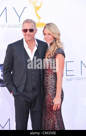 Kevin Costner Christine Baumgartner arrivants64th Primetime Emmy Awards - Arrivals Nokia Theatre L.A LIVE Los Angeles CA Banque D'Images