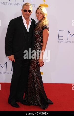 23 septembre 2012 - Los Angeles, Californie, USA - Sep 23, 2012 - Los Angeles, Californie, USA - l'acteur Kevin Costner, CHRISTINE BAUMGARTNER au 64e Primetime Emmy Awards - Arrivals tenue au Nokia Theatre, à Los Angeles. (Crédit Image : © Paul Fenton/ZUMAPRESS.com) Banque D'Images