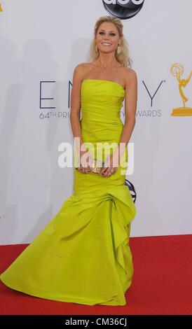 23 septembre 2012 - Los Angeles, Californie, USA - Sep 23, 2012 - Los Angeles, Californie, USA - Actrice JULIE BOWEN au 64e Primetime Emmy Awards - Arrivals tenue au Nokia Theatre, à Los Angeles. (Crédit Image : © Paul Fenton/ZUMAPRESS.com) Banque D'Images