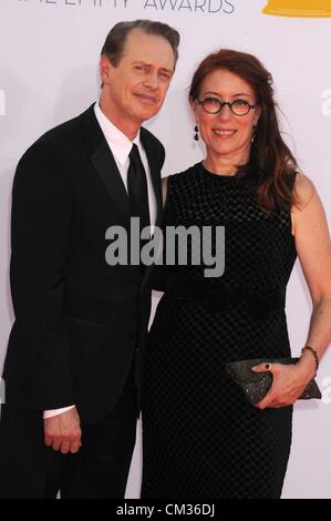 23 septembre 2012 - Los Angeles, Californie, USA - Sep 23, 2012 - Los Angeles, Californie, USA - l'acteur Steve Buscemi, JO ANDRES lors de la 64e Primetime Emmy Awards - Arrivals tenue au Nokia Theatre, à Los Angeles. (Crédit Image : © Paul Fenton/ZUMAPRESS.com) Banque D'Images