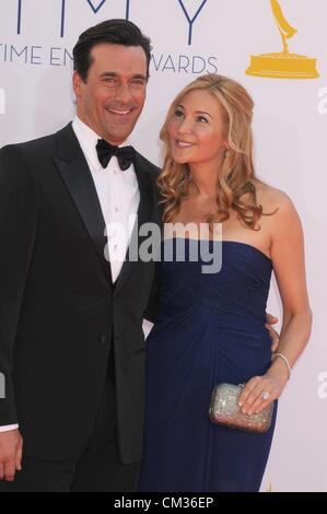 23 septembre 2012 - Los Angeles, Californie, USA - Sep 23, 2012 - Los Angeles, Californie, USA - l'Acteur JON HAMM, l'actrice Jennifer WESTFELDT lors de la 64e Primetime Emmy Awards - Arrivals tenue au Nokia Theatre, à Los Angeles. (Crédit Image : © Paul Fenton/ZUMAPRESS.com) Banque D'Images