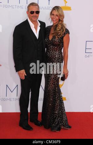 23 septembre 2012 - Los Angeles, Californie, USA - Sep 23, 2012 - Los Angeles, Californie, USA - l'acteur Kevin Costner, CHRISTINE BAUMGARTNER au 64e Primetime Emmy Awards - Arrivals tenue au Nokia Theatre, à Los Angeles. (Crédit Image : © Paul Fenton/ZUMAPRESS.com) Banque D'Images